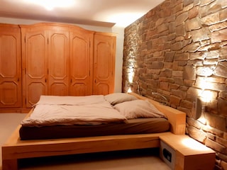 Schlafzimmer mit echter Steinwand