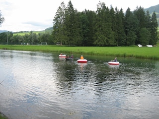 "Rafting" auf dem nahen Grundbach, mündet i. die Iller