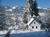 Blick vom Balkon über Friedhof mit Kapelle Bolsterlang