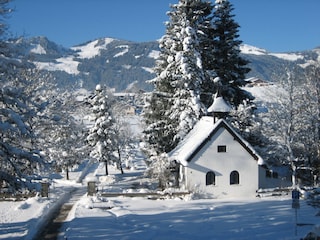 Blick vom Balkon über Friedhof mit Kapelle Bolsterlang