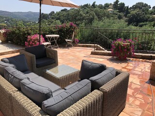 Lounge Terrasse mit Fontäne rechts