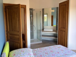 Schlafzimmer mit Ensuite-Bad