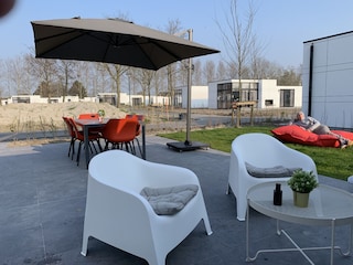 Terrasse mit Gartenmöbeln und Lounge