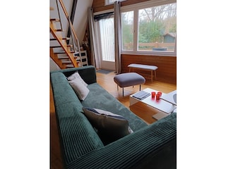 Blick vom Wohnzimmer über die Terrasse in den Garter