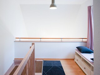 Von der Empore in den Wohnbereich blicken