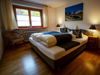 Schlafzimmer Nr. 4 mit Doppelbett und Fenster.