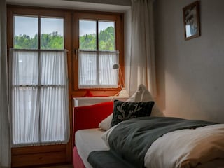 Schlafzimmer Nr. 1 mit Einzelbett mit Balkontüre.