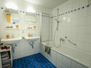 Badezimmer Nr. 1  mit Badewanne und zwei Waschbecken.