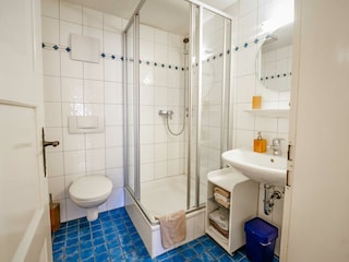 Badezimmer Nr. 2  mit Dusche, WC und Waschbecken.