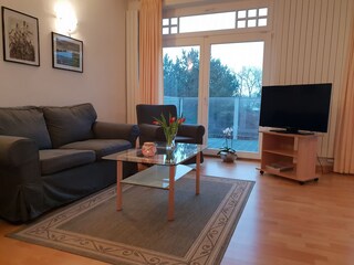 Wohnbereich mit Ausblick in den Garten.
