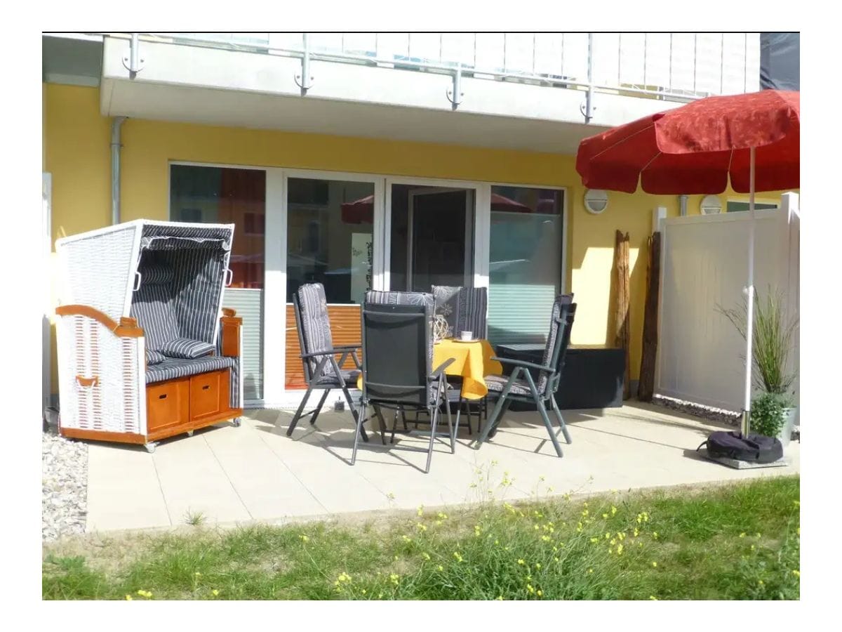 großzügige Terrasse mit Strandkorb