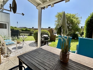 überdachte Süd-Terrasse mit Holzkohle-Grill