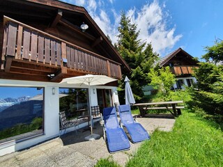 Chalet mit breiter Fensterfront