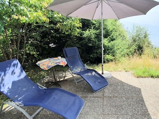 2 Sonnenschirme u.2 Liegen mit Beistelltisch im Sommer