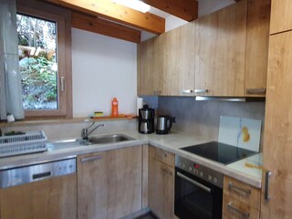 Küche mit Geschirrspüler, großem Kühlschrank etc.