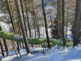 Abenteuerspielplatz mit langer Rutsche