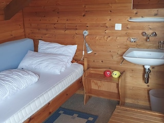 SZ oben rechts mit 2 Einzelbetten, Waschbecken, Balkon