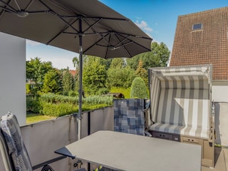 möblierter Balkon mit Strandkorb