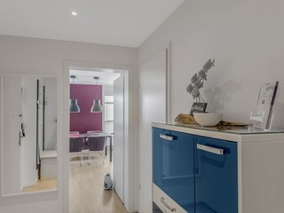 Flur mit Blick ins Wohnzimmer