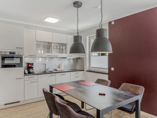 Essbereich mit Blick in die Küche