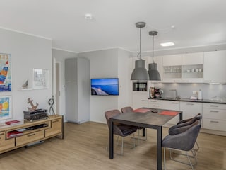 Wohnzimmer mit Essecke und Küche