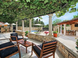 Veranda vor dem Hauseingang, nur Schrittee vor dem Pool