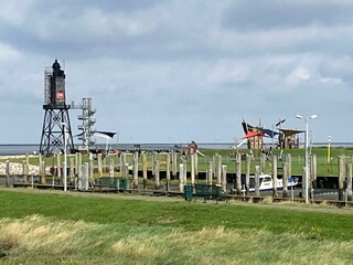 Der Kutterhafen und der Leuchtturm Obereversand
