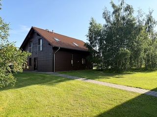 Ferienhaus Rückseite  für viel Platz zum Spielen