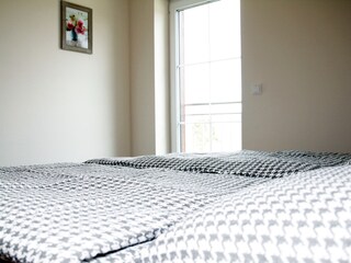 Schlafzimmer 3 mit bodentiefem Fenster