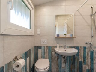 Badezimmer mit ebenerdiger Dusche