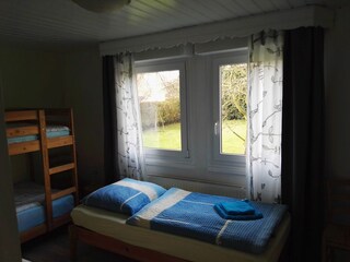 Schlafzimmer große Fenster Blick in den Garten