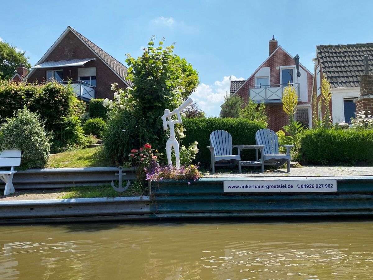 SCHÖNE AUSSICHT ist im Haus Bild rechts mit dem Balkon