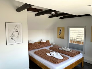 Fewo SCHÖNE AUSSICHT: Stilvolles Schlafzimmer – mit TV