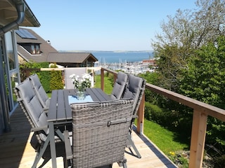 Sonniger Balkon mit Blick in den Yachthafen