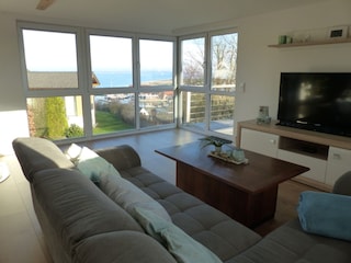 Wohnzimmer mit Blick auf den Hafen von Langballigau