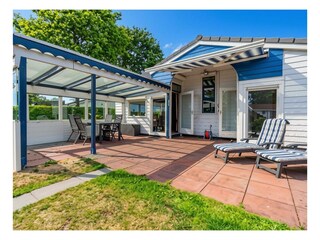 Der sonnige Garten mit überdachter Terrasse