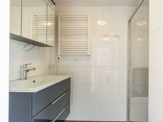 Badezimmer mit Dusche und Waschbecken