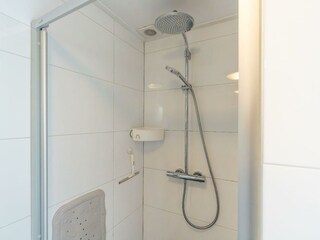 Badezimmer mit Dusche und Waschbecken