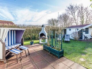 Der sonnige Garten mit Grill