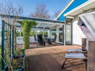 Die überdachte Terrasse mit Gartengruppe