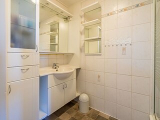 Badezimmer mit Dusche und Badmöbel