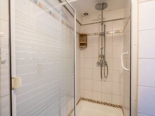 Badezimmer mit Dusche und Badmöbel