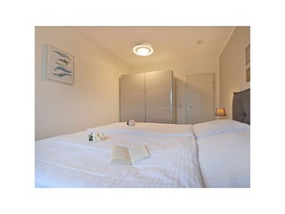 Haffblick Whg. Ha31 - Blick in das Schlafzimmer mit Boxspringbett