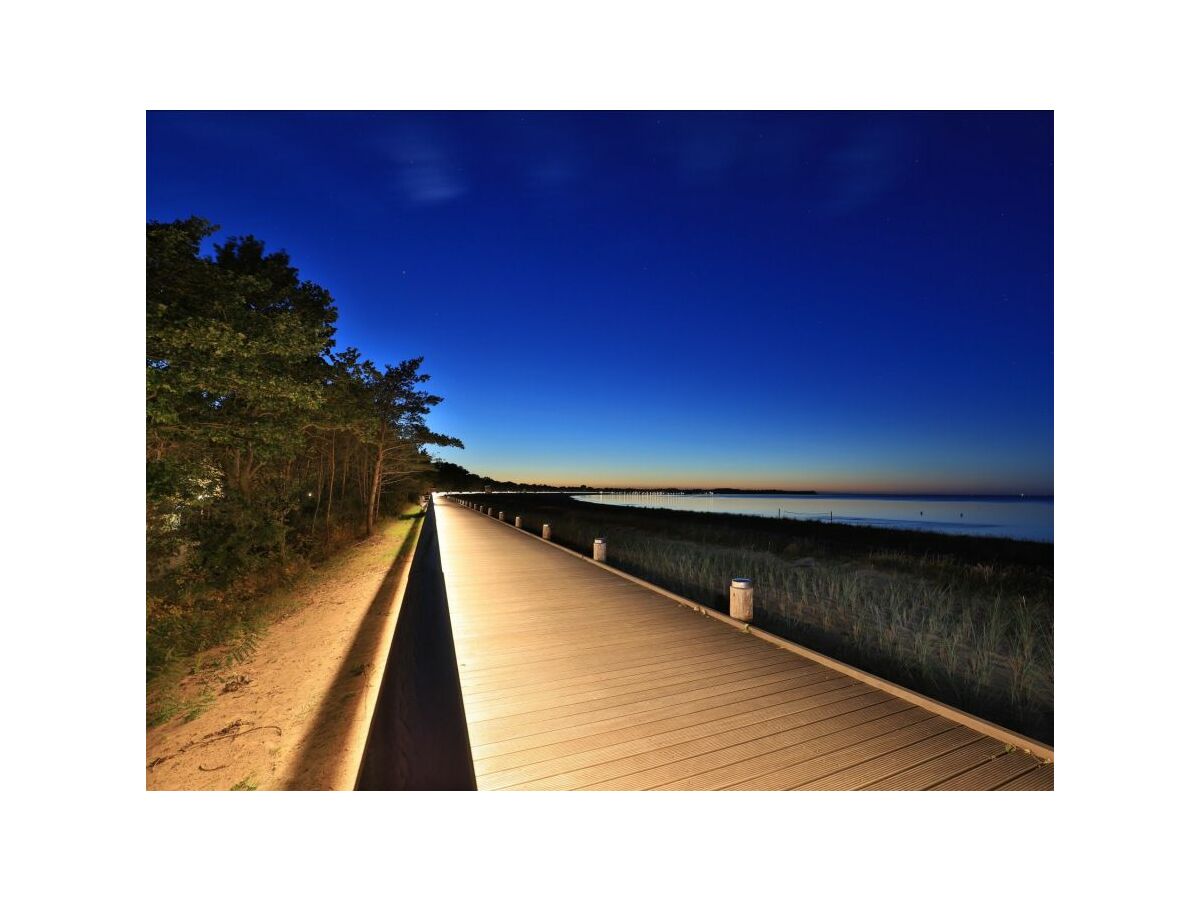 Ostseebad Boltenhagen - Blick auf die Dünenpromenade bei Nacht