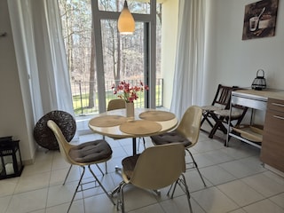 Essbereich mit Blick ins Grüne