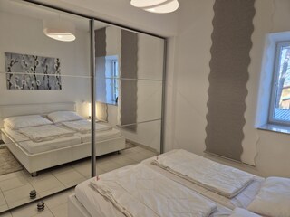 Schlafzimmer mit großem Spiegelschrank