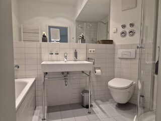 Modernes Bad mit Dusche und Badewanne