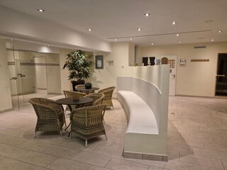 Wellnessbereich mit Sauna und Pool