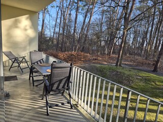 große Terrasse wie mitten im Wald