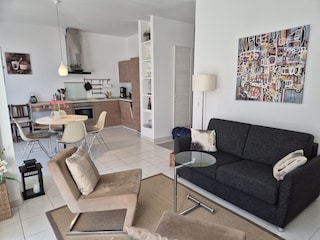 helles Wohnzimmer mit Essbereich und Küche